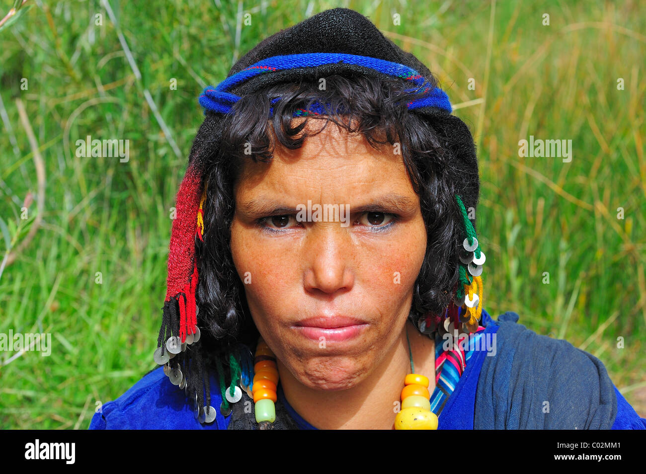 Portrait d'une femme berbère portant un foulard et bijoux, Kelaa M'gouna,  Haut Atlas, Maroc, Afrique Photo Stock - Alamy