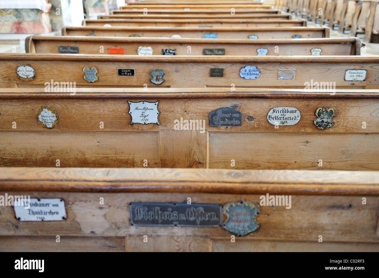 Bancs d'église avec des plaques nominatives, Visitationists couvent Kloster Dietramszell, Dietramszell, Haute-Bavière, Bavaria, Germany, Europe Banque D'Images