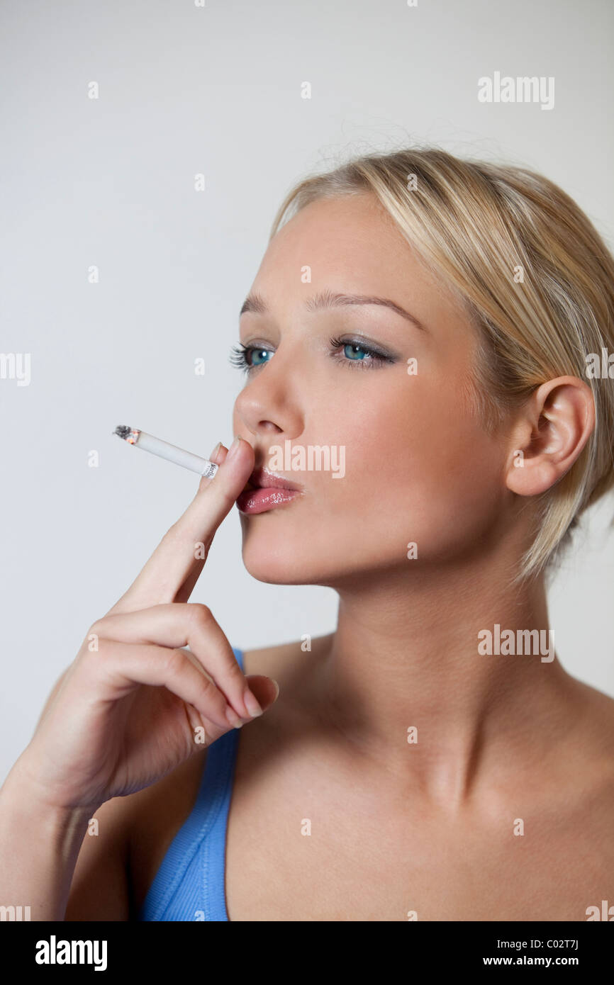 Femme fumant une cigarette Banque D'Images