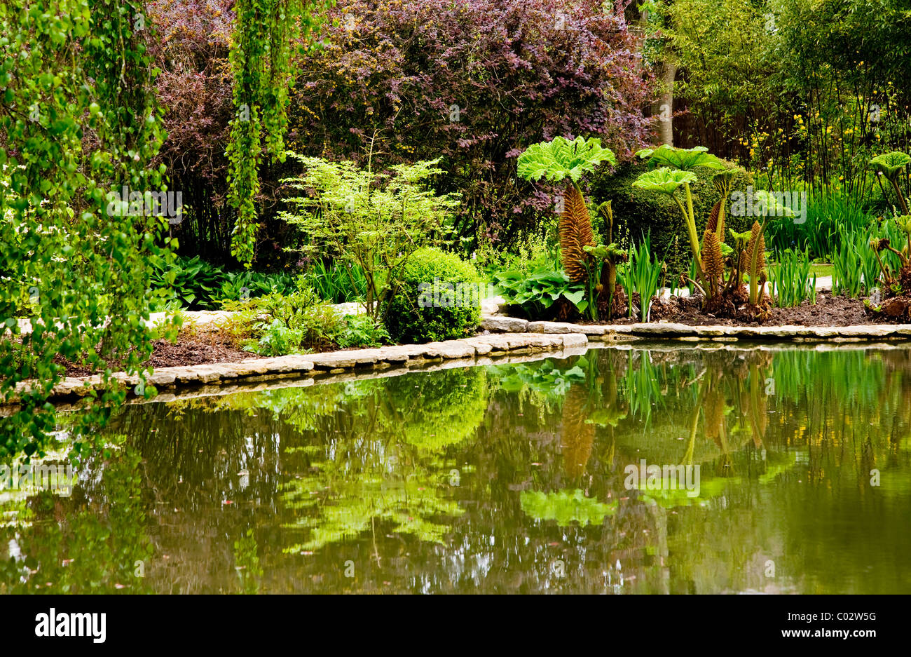 Le magnifique jardin d'eau dans les tribunaux des jardins, Holt, Wiltshire, England, UK Banque D'Images