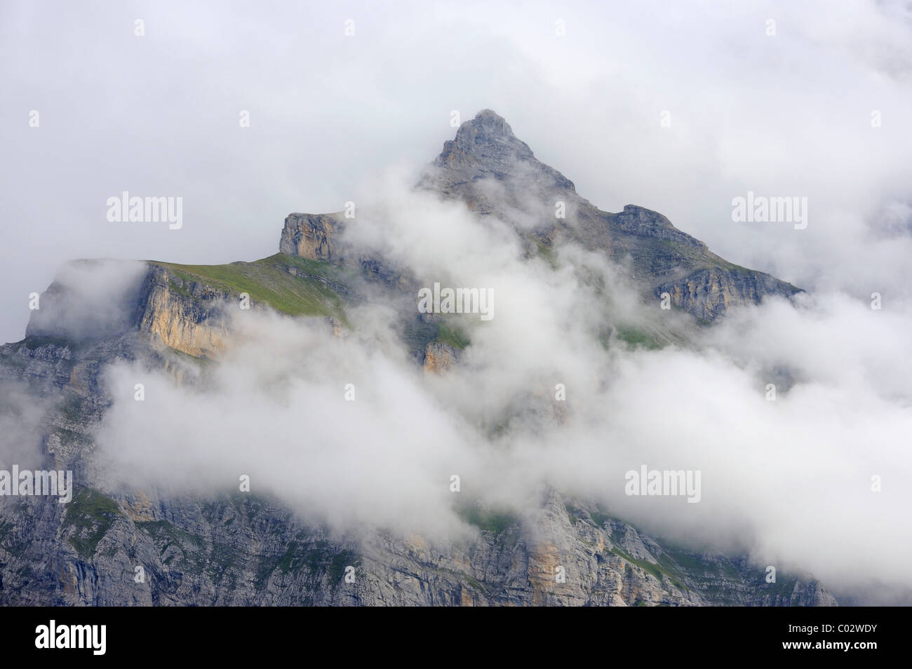 Le Schwarzmoench 2649 mètres de haut sommet des Alpes Bernoises, passant au-dessus des nuages, Canton de Berne, Suisse, Europe Banque D'Images