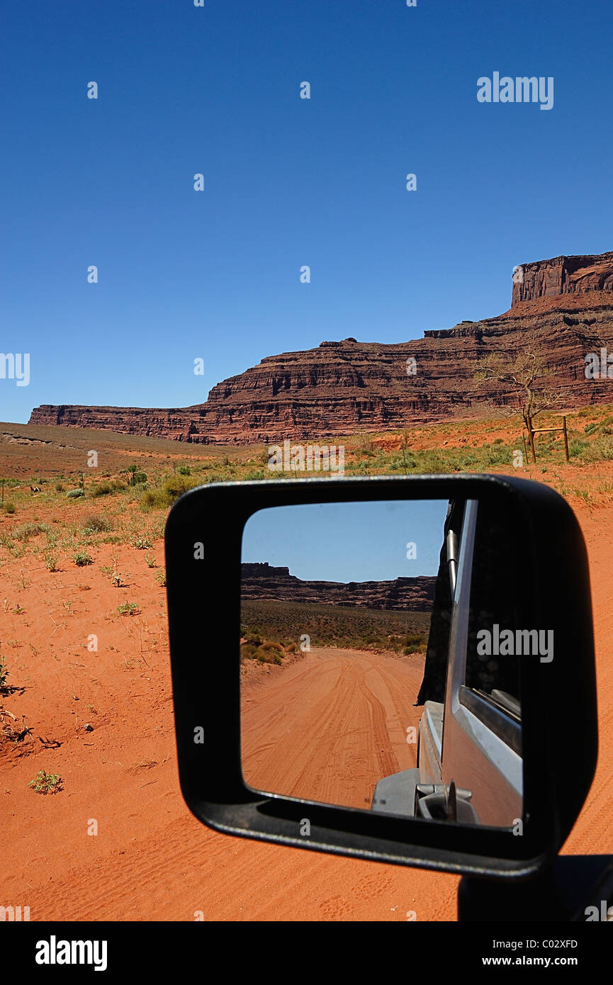 À Canyonlands National Park à partir d'un miroir de voiture, l'île dans le ciel, près de Moab, États-Unis Banque D'Images