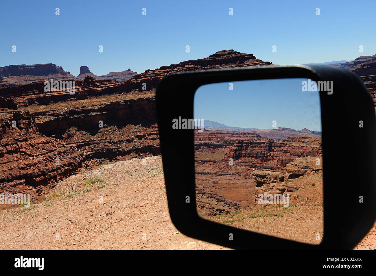 À Canyonlands National Park à partir d'un miroir de voiture, l'île dans le ciel, près de Moab, États-Unis Banque D'Images