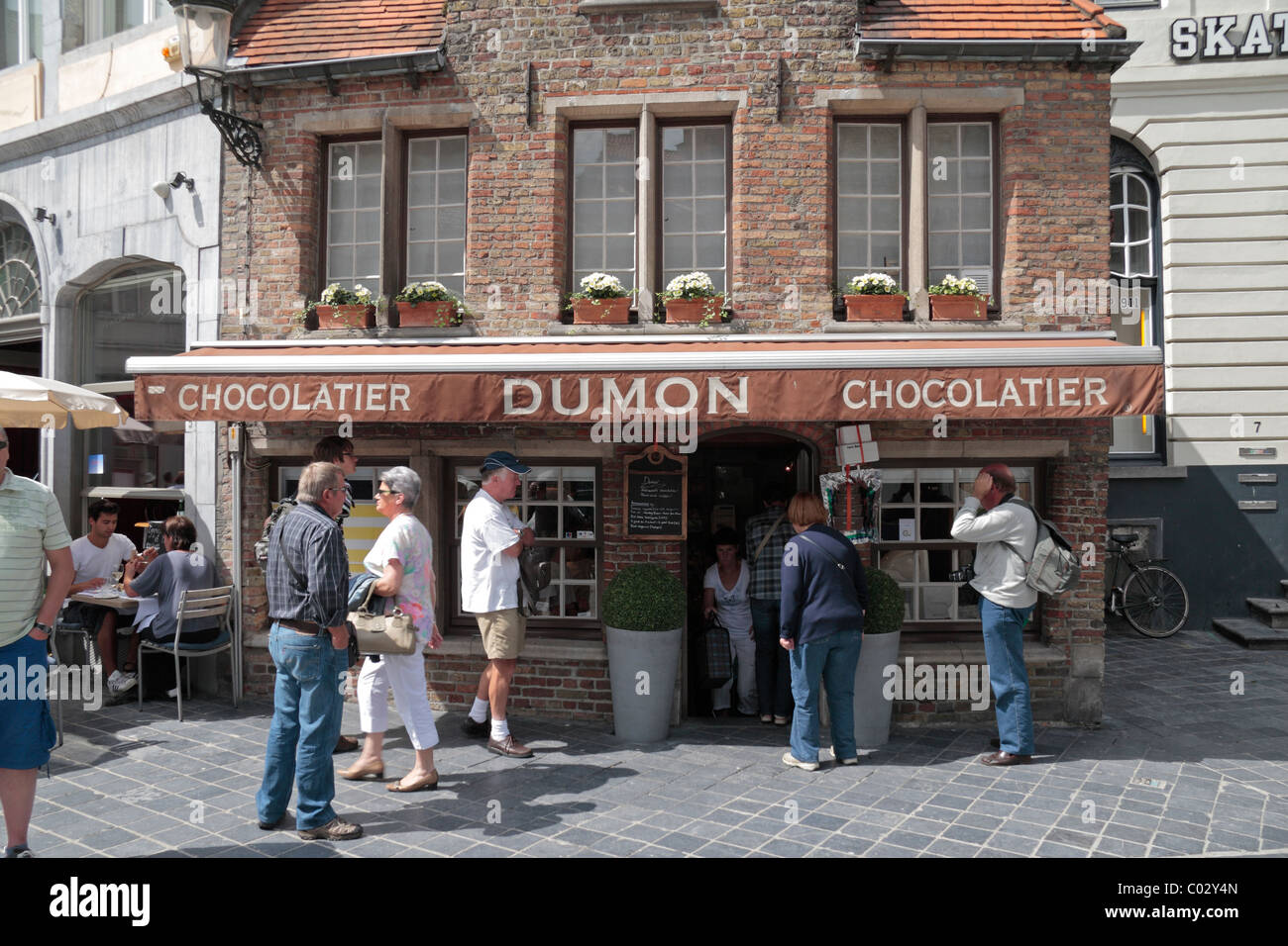 Les Dumon Chocolatier shop à Eiermarkt, Bruges, Belgique. Banque D'Images