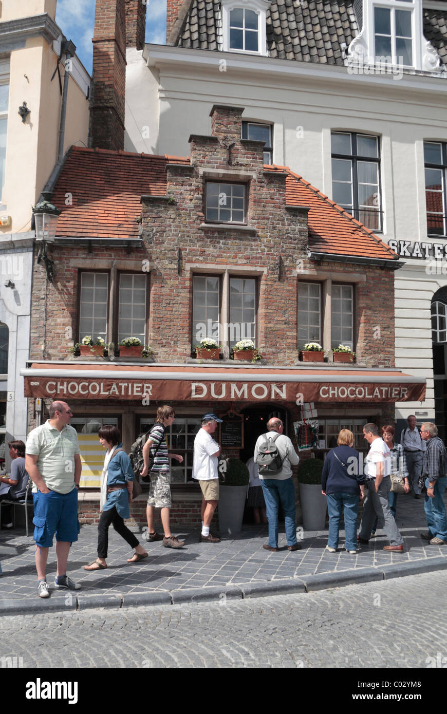 Les Dumon Chocolatier shop à Eiermarkt, Bruges, Belgique. Banque D'Images