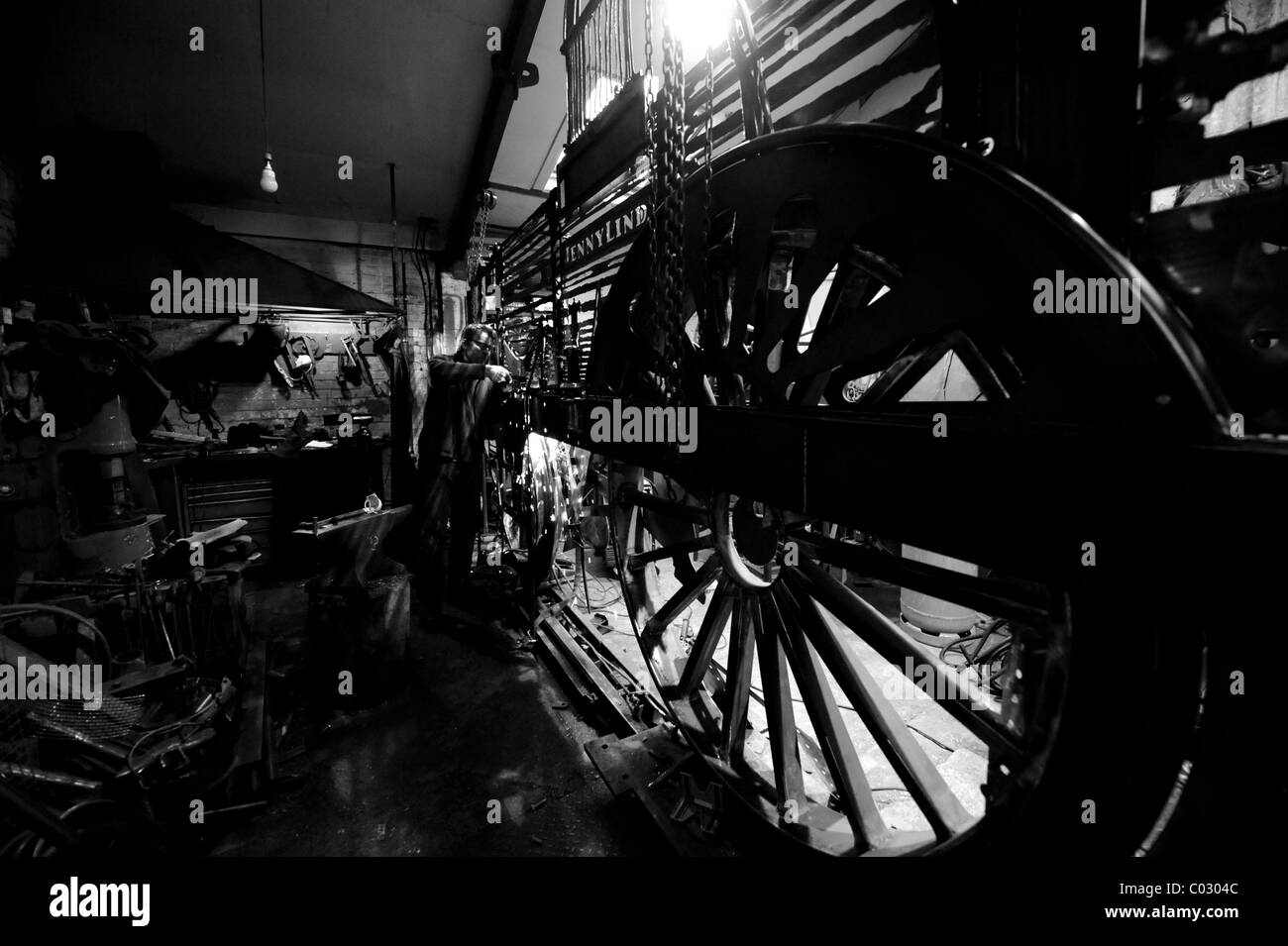 Brighton sculpture Jon Mills au travail sur un lifesize version d'une locomotive à vapeur 1847 la Jenny Lind / version noir et blanc Banque D'Images