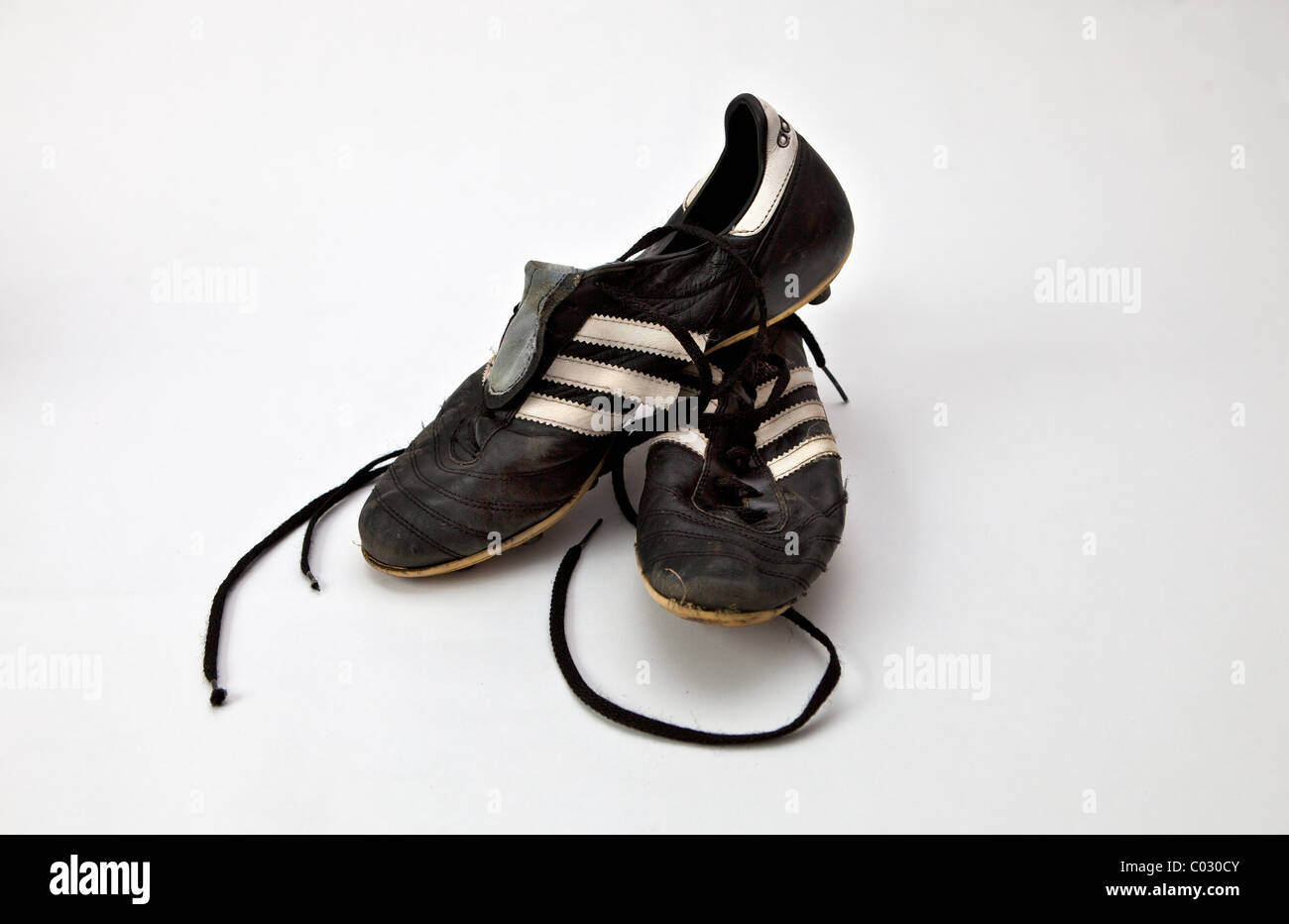 Vieille paire de chaussures de foot Photo Stock - Alamy