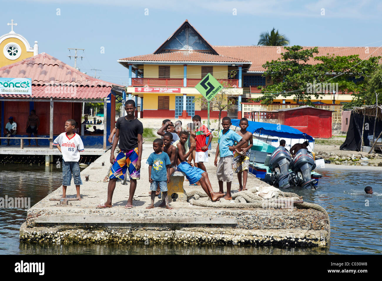 Les enfants colombiens sur l'embarcadère, l'île de Baru, Colombie Banque D'Images
