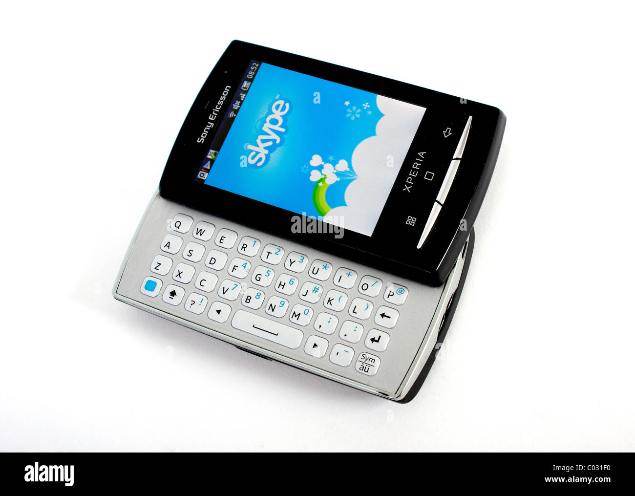 Un Sony Ericsson Xperia mini pro téléphone mobile sur un fond blanc comme une image de marque du produit montrant Skype pour téléphoner gratuitement Banque D'Images