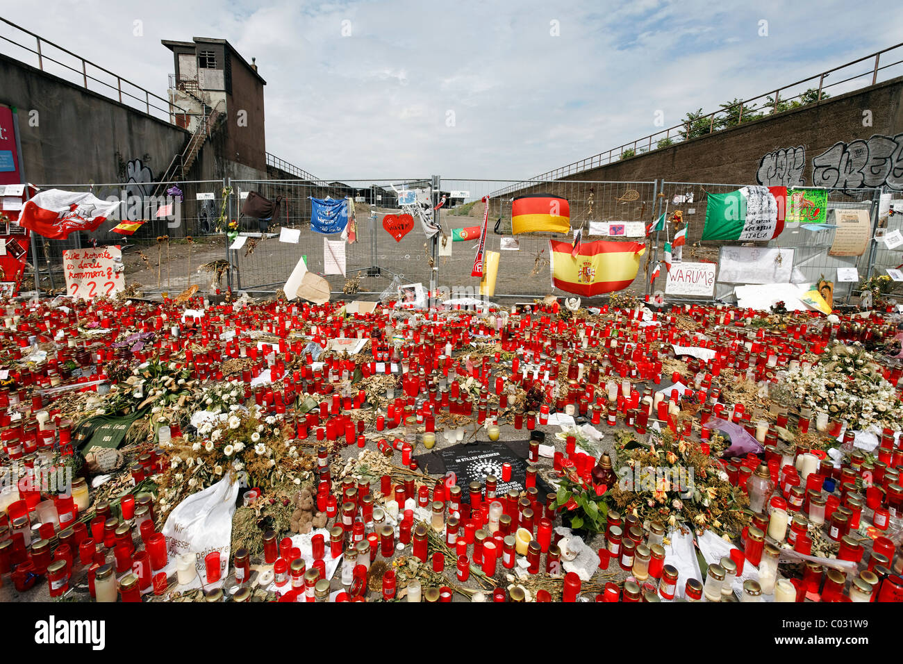 Des centaines de bougies à la mémoire des victimes de l'écrasement de la foule à la Loveparade 2010, Duisbourg, Rhénanie du Nord-Westphalie Banque D'Images