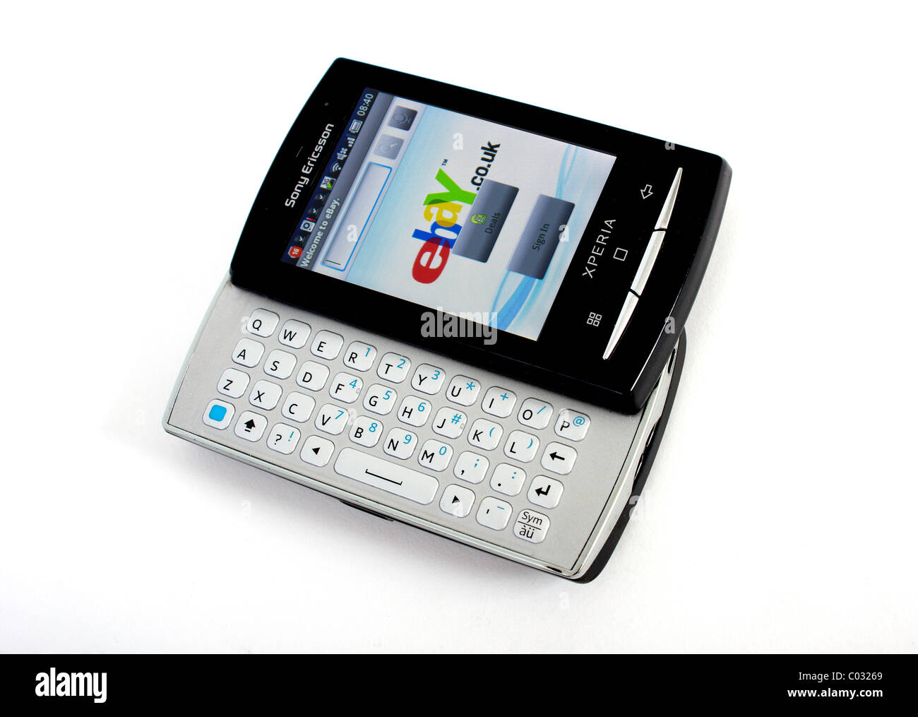 Un Sony Ericsson Xperia mini pro téléphone mobile sur un fond blanc comme une marque de produit image montrant l'application eBay Banque D'Images