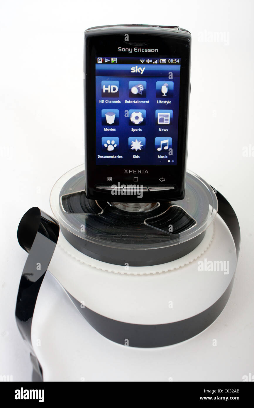Un Sony Ericsson Xperia mini pro téléphone mobile sur un fond blanc comme une image de marque de produits pour Sky Plus HD Banque D'Images