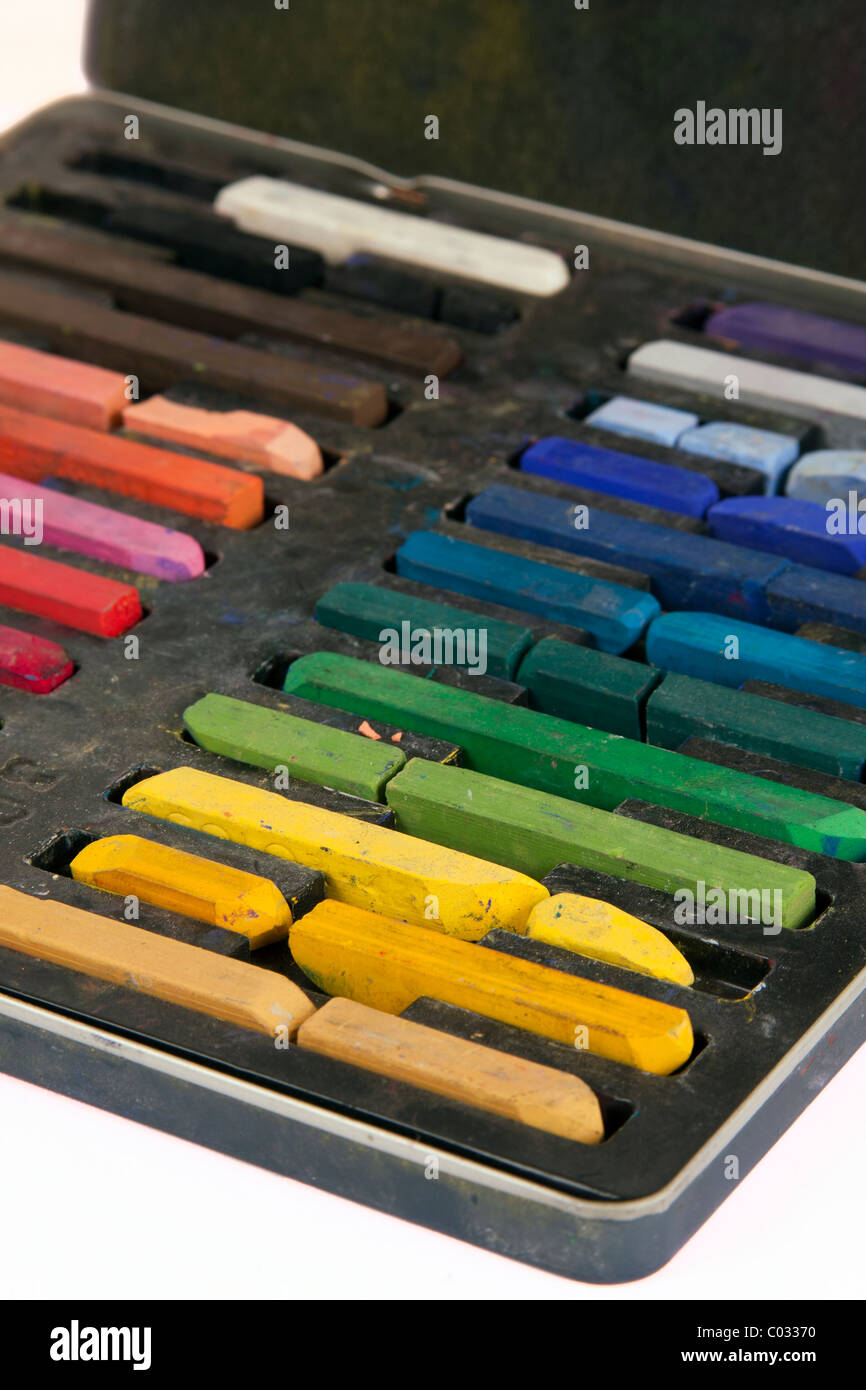 Chalk artistique dans son cas dans l'ordre des couleurs. Banque D'Images