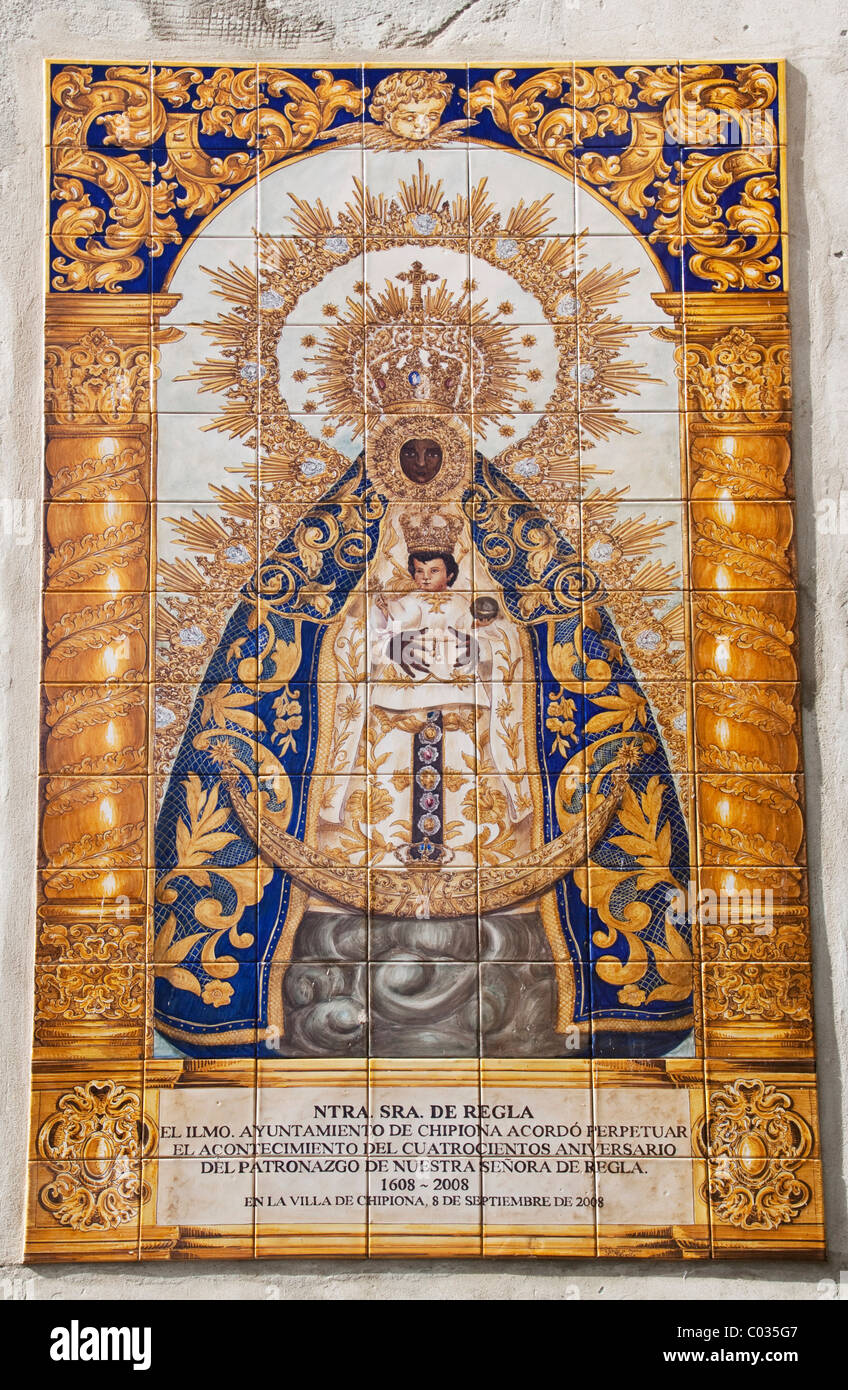 Plaque de carrelage de la Bienheureuse Vierge Marie, Maria Virgen de Regla, sur une église de grès dans le centre de la ville andalouse de Banque D'Images