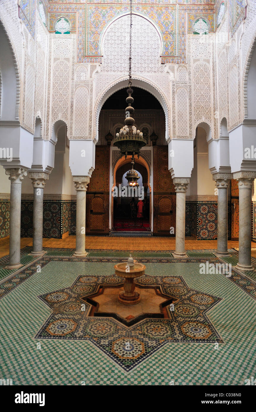 Vue partielle de l'intérieur, lavez avec fontaine et colonnes avec décorations en stuc et de mosaïques dans le mausolée Moulay Ismail Banque D'Images