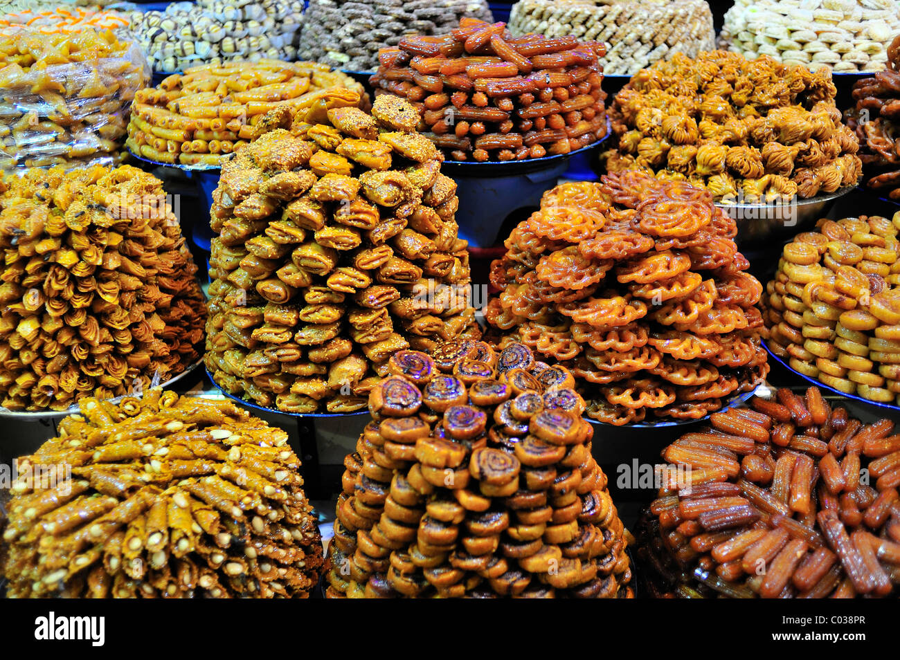 Les sucreries cuites dans l'huile est vendu au souk, bazar, pour le Ramadan, Meknès, Maroc, Afrique Banque D'Images