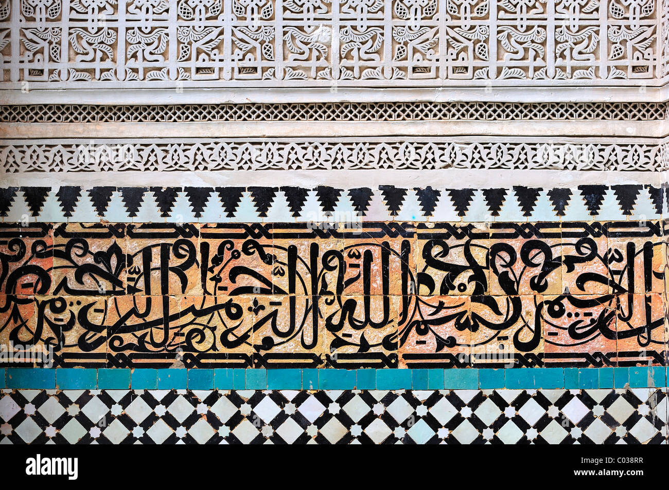Mur de la Medersa Bou Inania de mosaïques avec des versets du Coran, et décorations en stuc, Meknès, Maroc, Afrique Banque D'Images