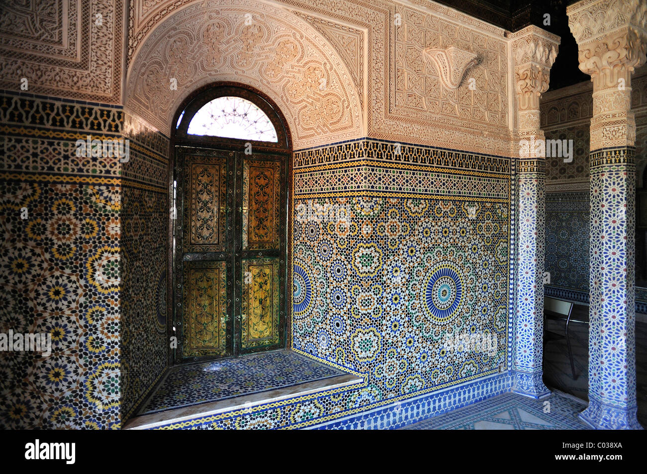 Intérieur magnifique de stucs et de mosaïques dans l'effondrement de l'ancienne Kasbah TELOUET Pacha Glaoui, Telouet Banque D'Images