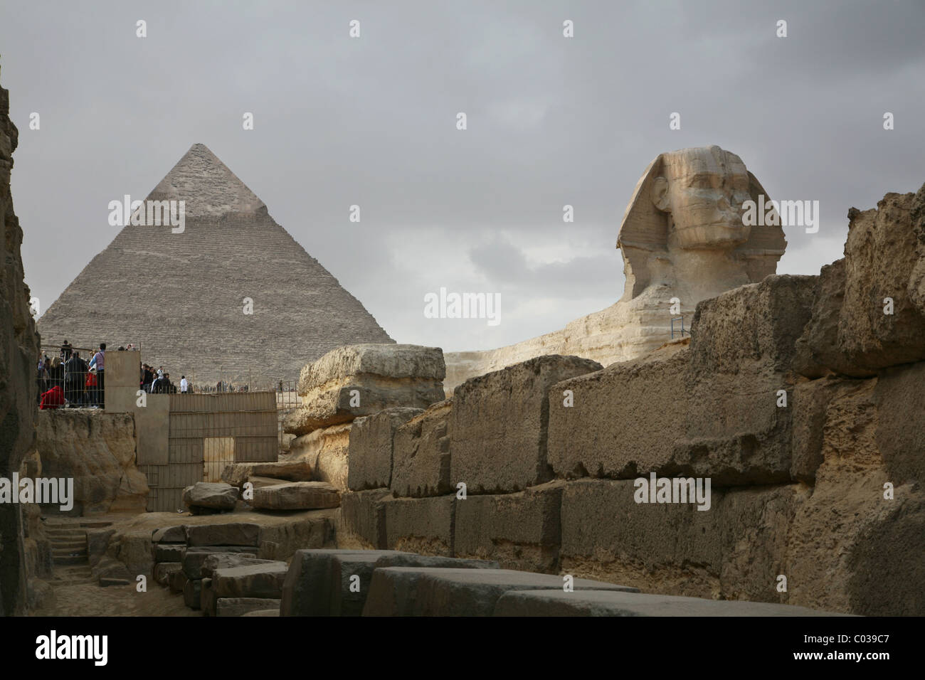 Sphinx et pyramide, Giza, Le Caire, Egypte Banque D'Images