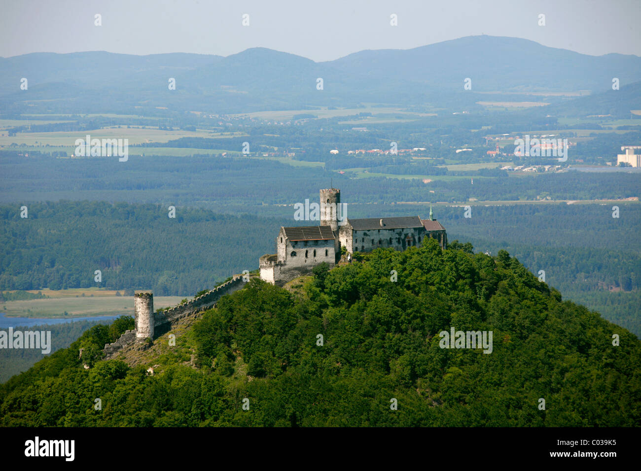 Vue aérienne, le château et la colline du château, Ceska Lipa, Mladá Boleslav, Central Bohemia, République Tchèque, Europe Banque D'Images