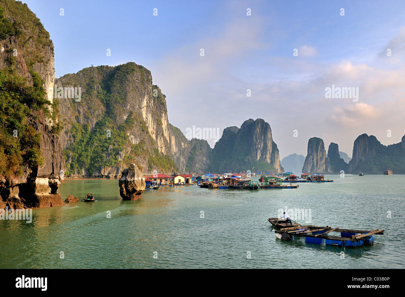 Village flottant, Halong Bay, Vietnam, Asie du sud-est Banque D'Images