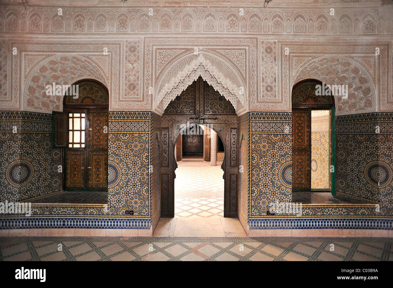 Vue partielle de l'intérieur, avec des ornements en stuc et de mosaïques dans la Kasbah de Telouet en ruine du Pacha Glaoui, Telouet Banque D'Images