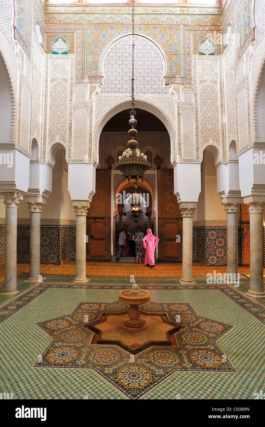 Vue partielle de l'intérieur, lavez avec fontaines, colonnes, ornements en stuc et de mosaïques dans le mausolée de Moulay Ismail, Meknès Banque D'Images