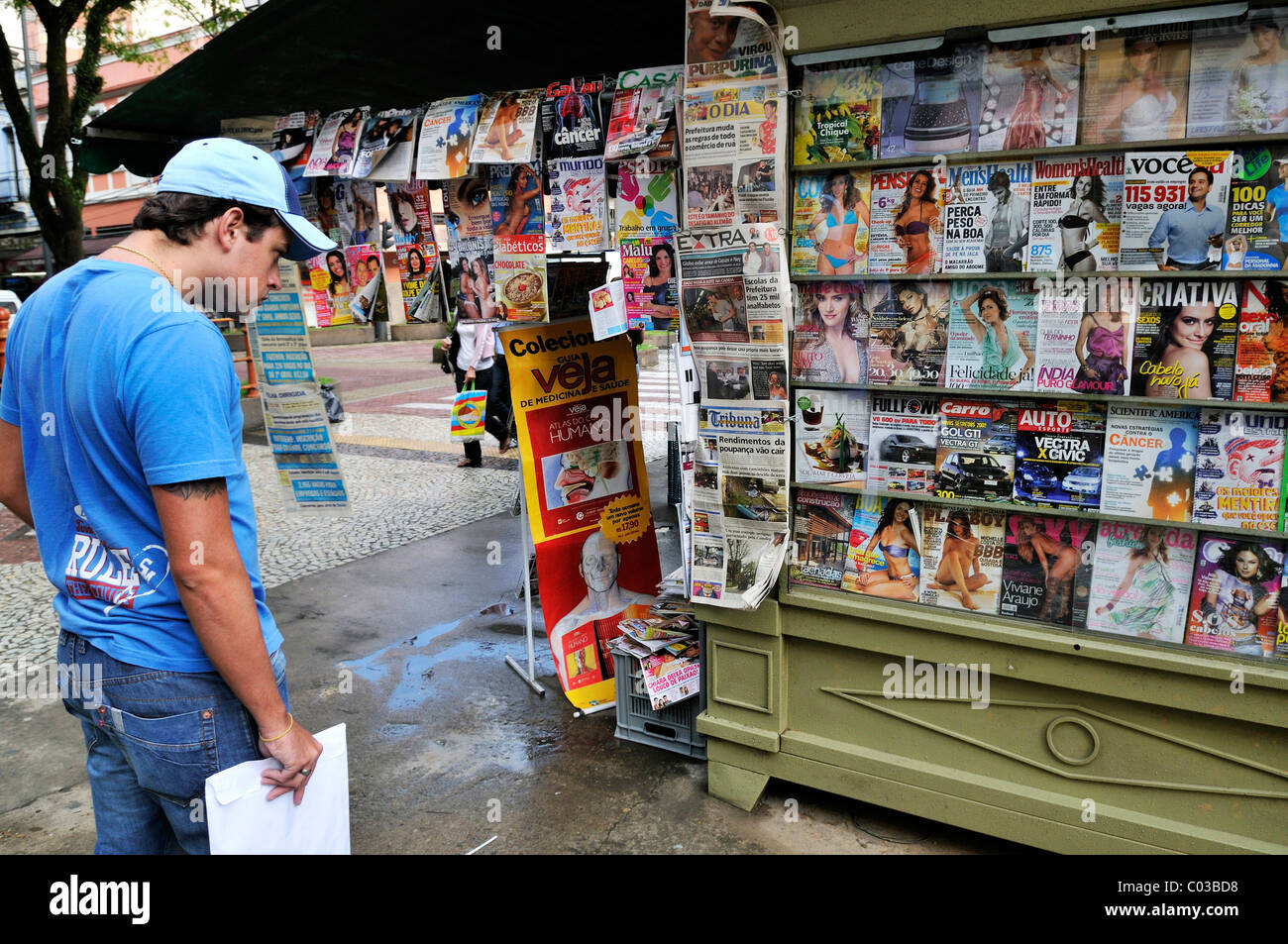 L'homme à la recherche de magazines et journaux dans un kiosque, Petropolis, Rio de Janeiro, Brésil, Amérique du Sud Banque D'Images
