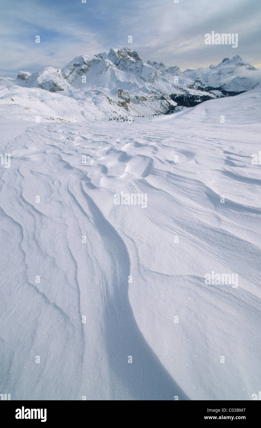 Les amoncellements de neige en face de Mt Kleine Gaisl, 2859m, le Parc Naturel de Fanes-Sennes-Prags, Dolomites, Italie, Europe Banque D'Images