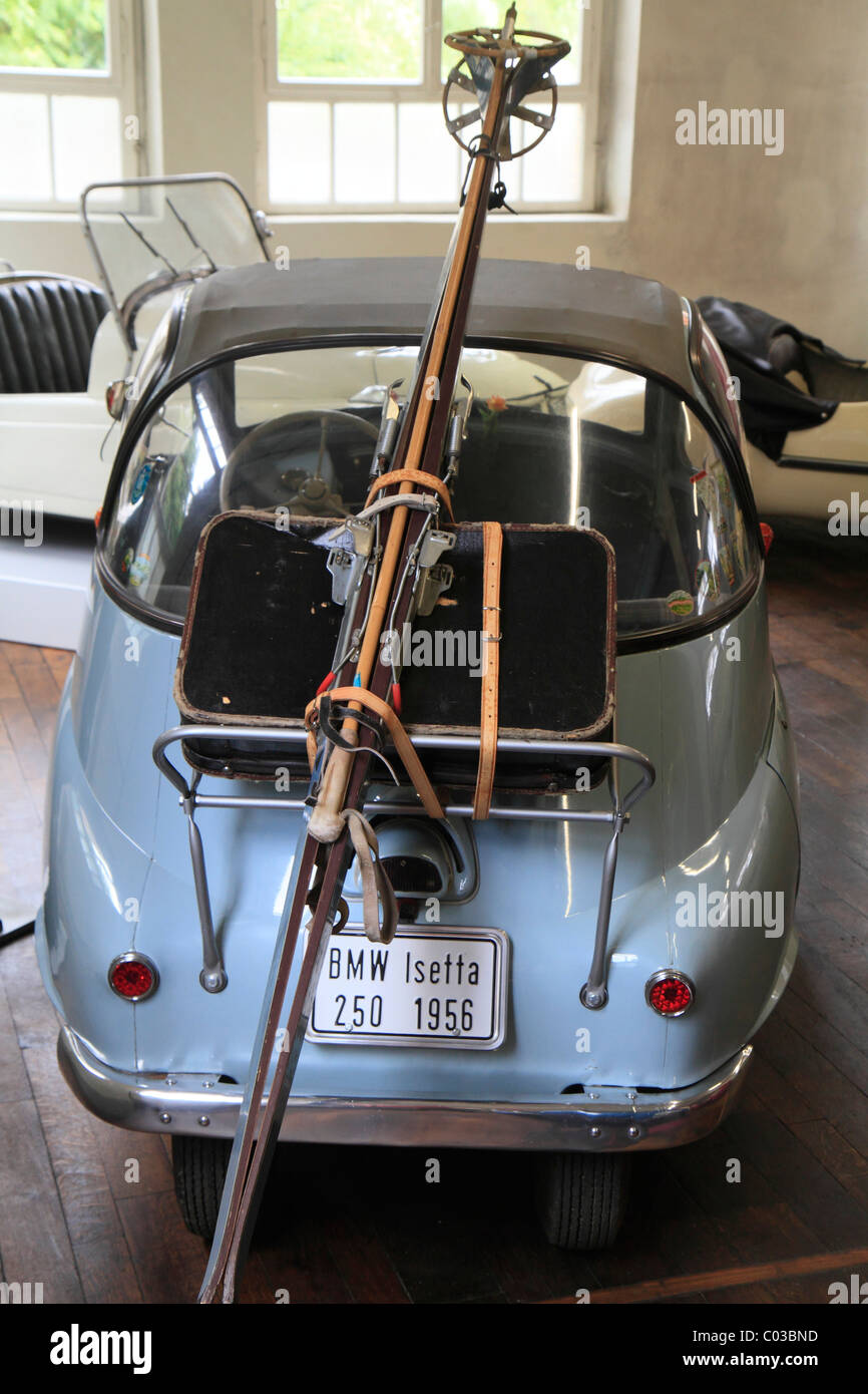 BMW Isetta 250 attaché avec valise et équipement de ski, ErfinderZeiten voiture et musée de l'horloge de la Forêt-Noire, à Schramberg Banque D'Images