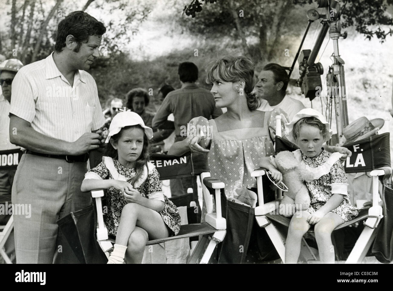 PETULA CLARK avec mari Claude Wolff et ses filles Barbara (à gauche) et Katherine sur l'ensemble de Finian's Rainbow en 1968 Banque D'Images