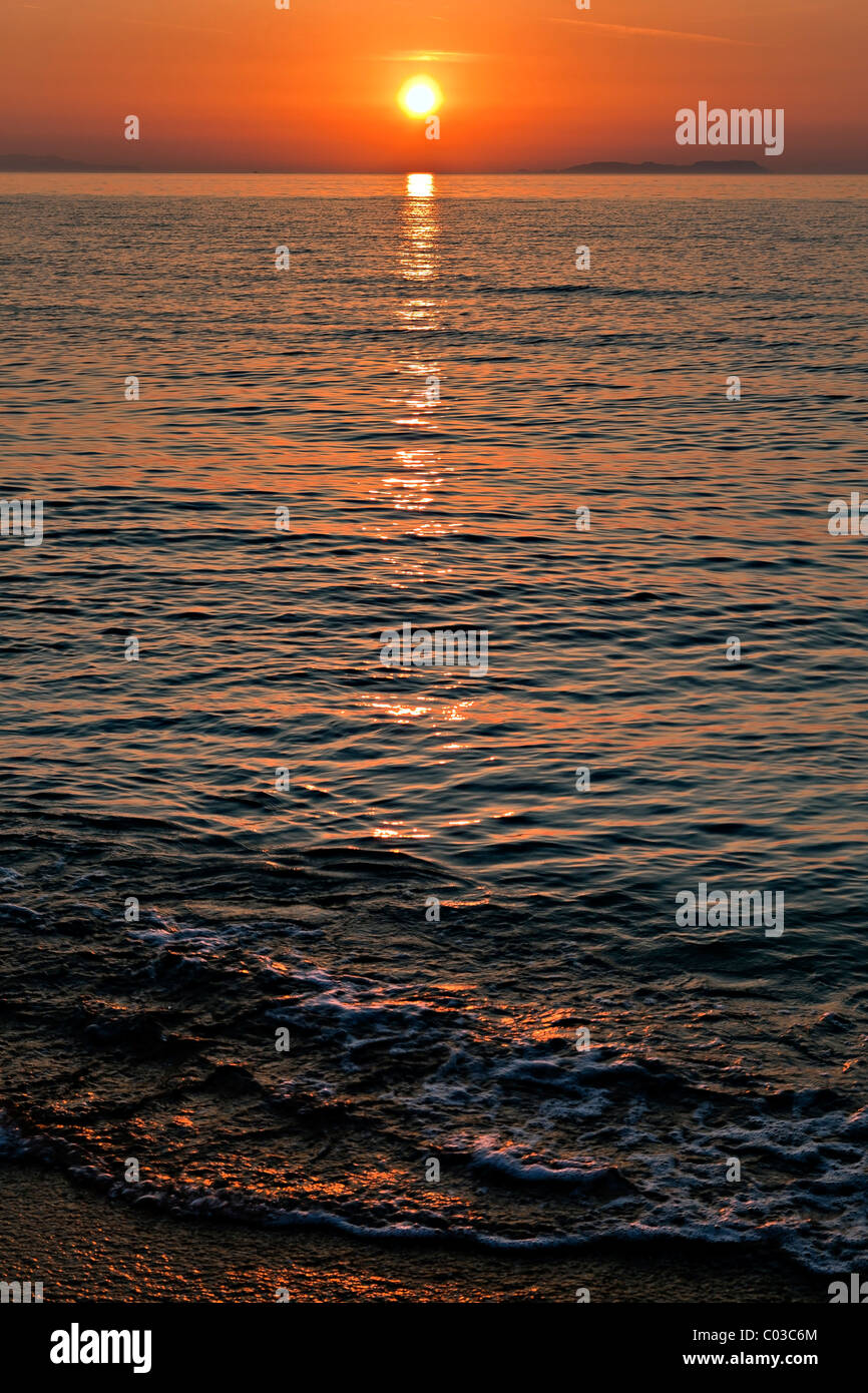 Coucher du soleil à Almyros Beach, près de Honfleur, côte nord, l'île de Corfou, îles Ioniennes, Grèce, Europe du Sud, Europe Banque D'Images