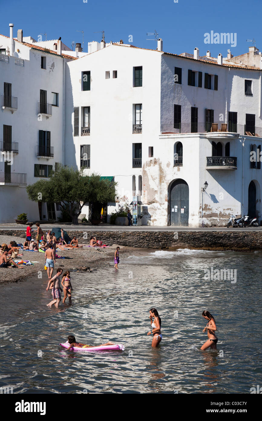 La natation de personnes en mer à Cadaqués Emporda Catalogne Espagne Banque D'Images