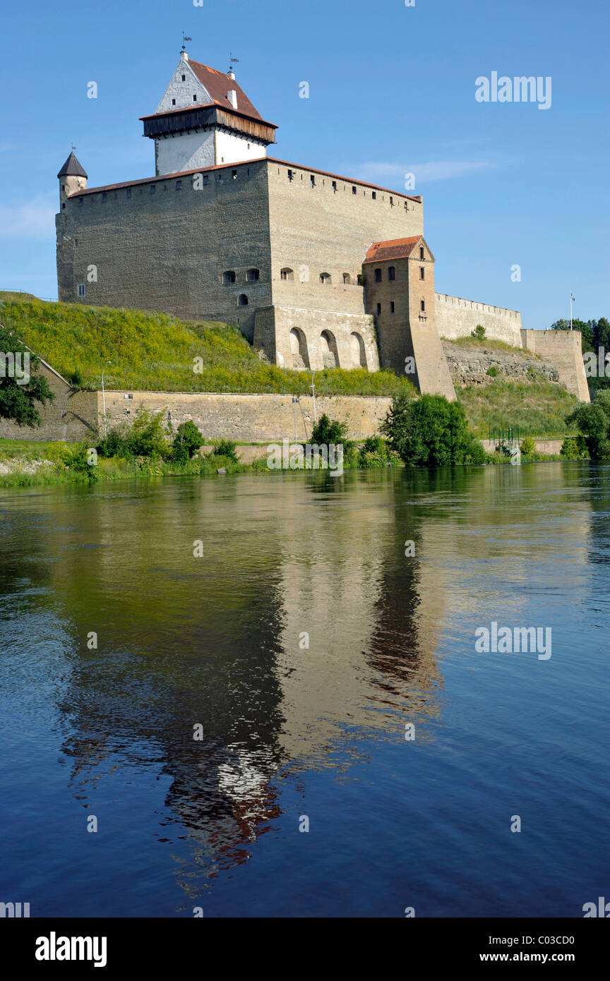 Hermann forteresse, château de l'Ordre des Chevaliers teutoniques, pont au-dessus de la Narva Narva, en Russie, en Estonie Banque D'Images