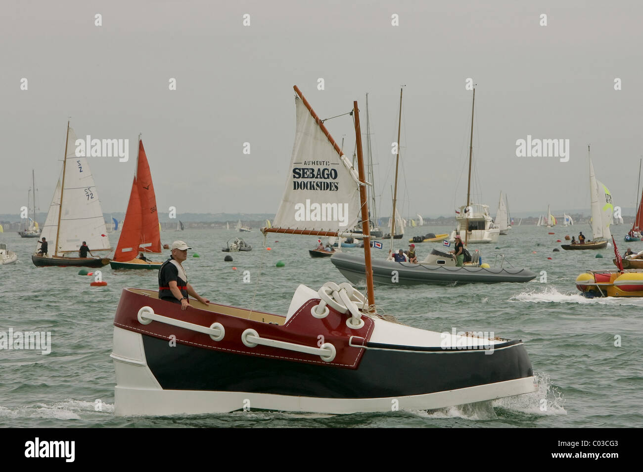 Une nouveauté chaussure de pont de bateau prend l'eau à Cowes, île de Wight autour de l'île de course au Royaume-Uni Banque D'Images