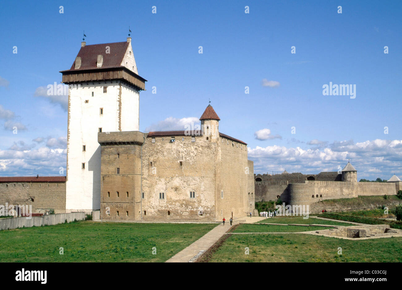Hermann forteresse, château de l'Ordre des Chevaliers teutoniques sur la Narva en face de la frontière russe et Ivangorod Banque D'Images
