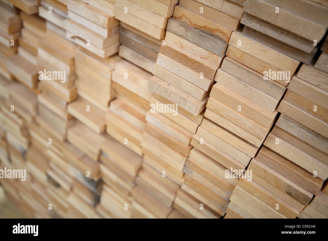 Des planches de bois empilé Banque D'Images