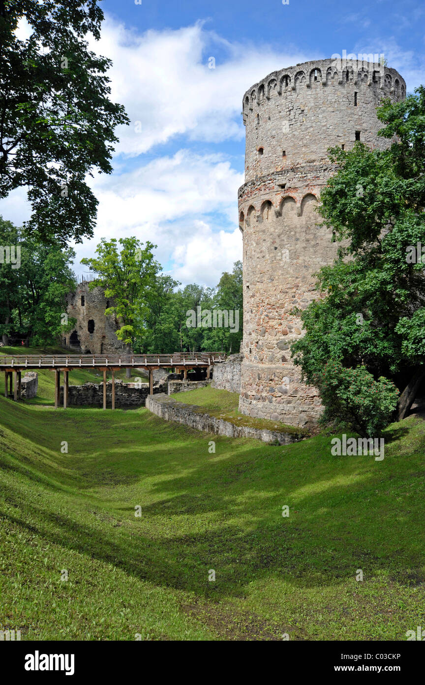 Garder avec douves, château des chevaliers teutoniques, Cesis, Lettonie, Pays Baltes, Europe du Nord Banque D'Images