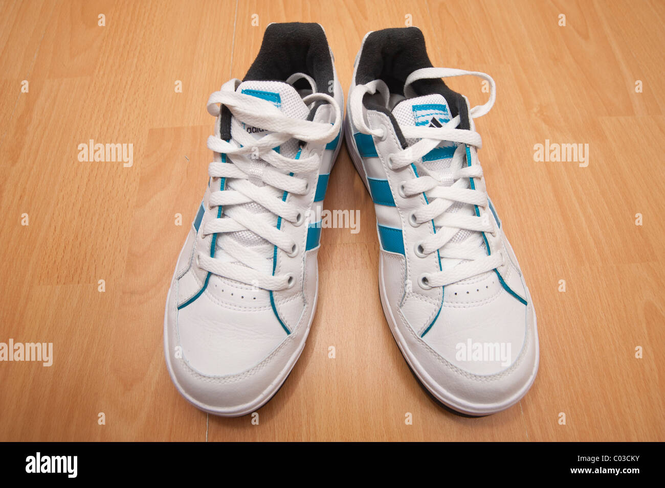 Une photo d'une toute nouvelle paire de lacets adidas chaussures de  formation des formateurs Photo Stock - Alamy