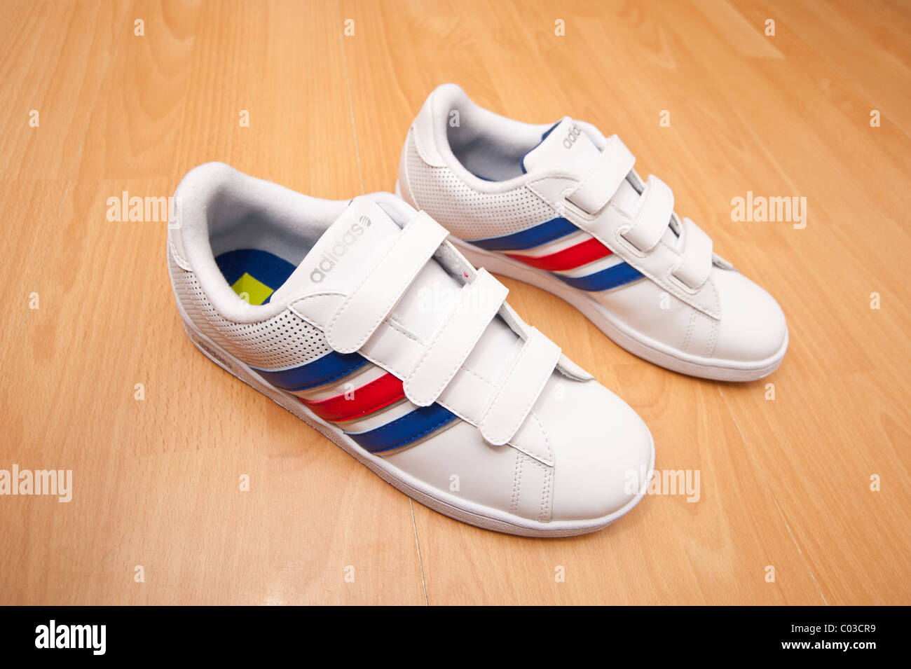 Une photo d'une toute nouvelle paire d'adidas pour enfants velcro  chaussures de formation des formateurs Photo Stock - Alamy