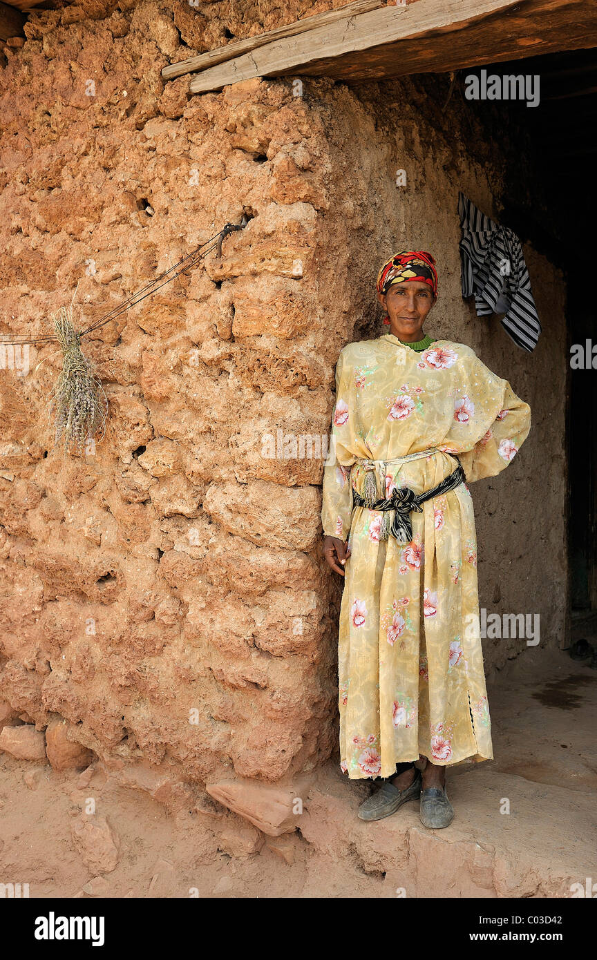 Personnes âgées Berber femme debout à l'entrée de sa maison, Moyen Atlas, Maroc, Afrique Banque D'Images