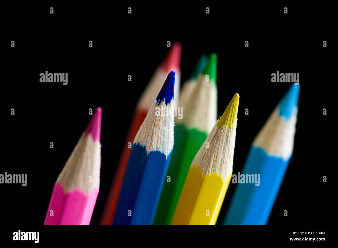 Crayons de couleur sur fond noir. Focus sélectif. Banque D'Images