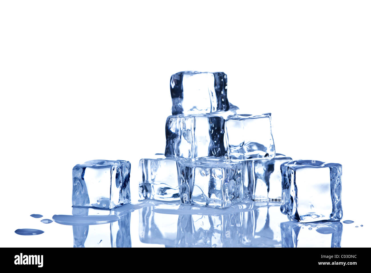 Photo de cubes de glace isolé sur un fond blanc. Banque D'Images