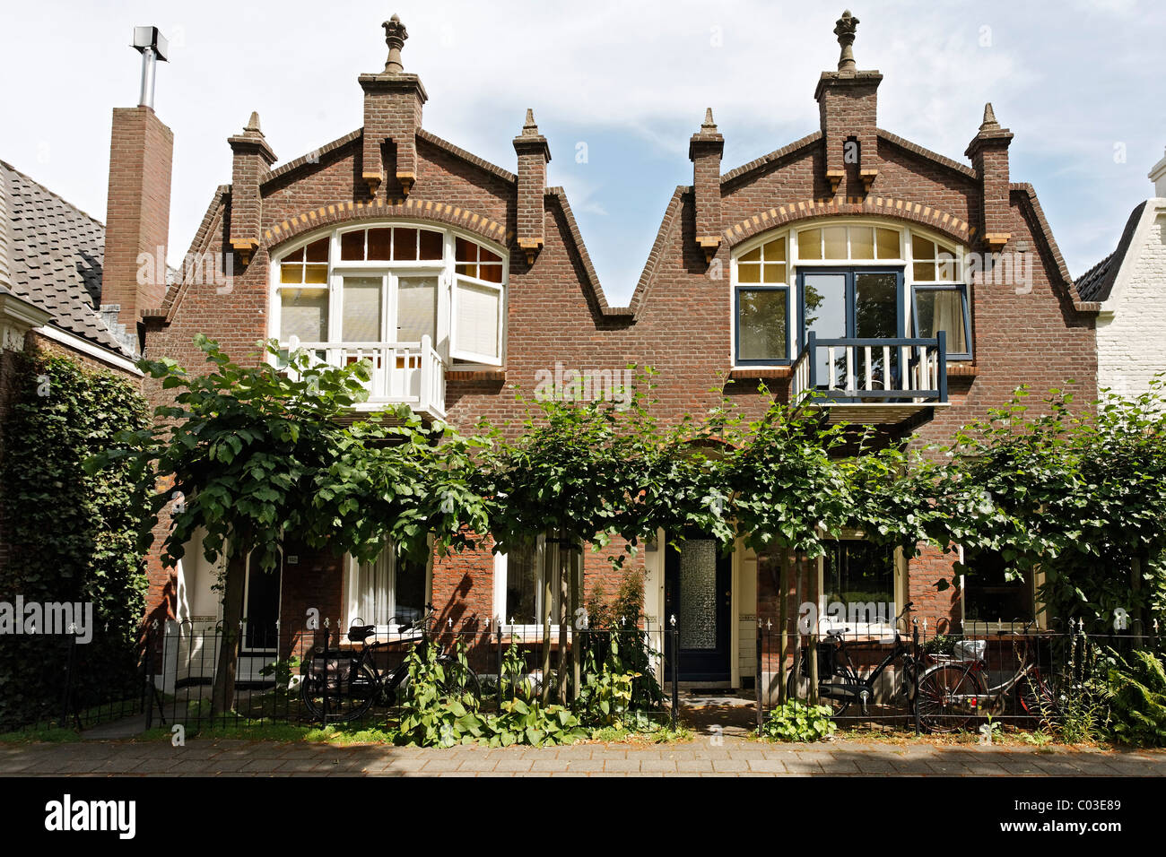 Maisons de ville historiques avec frontons sur Nordsingel street, Middelburg, presqu'île de Walcheren, province de Zélande, Pays-Bas, Benelux Banque D'Images