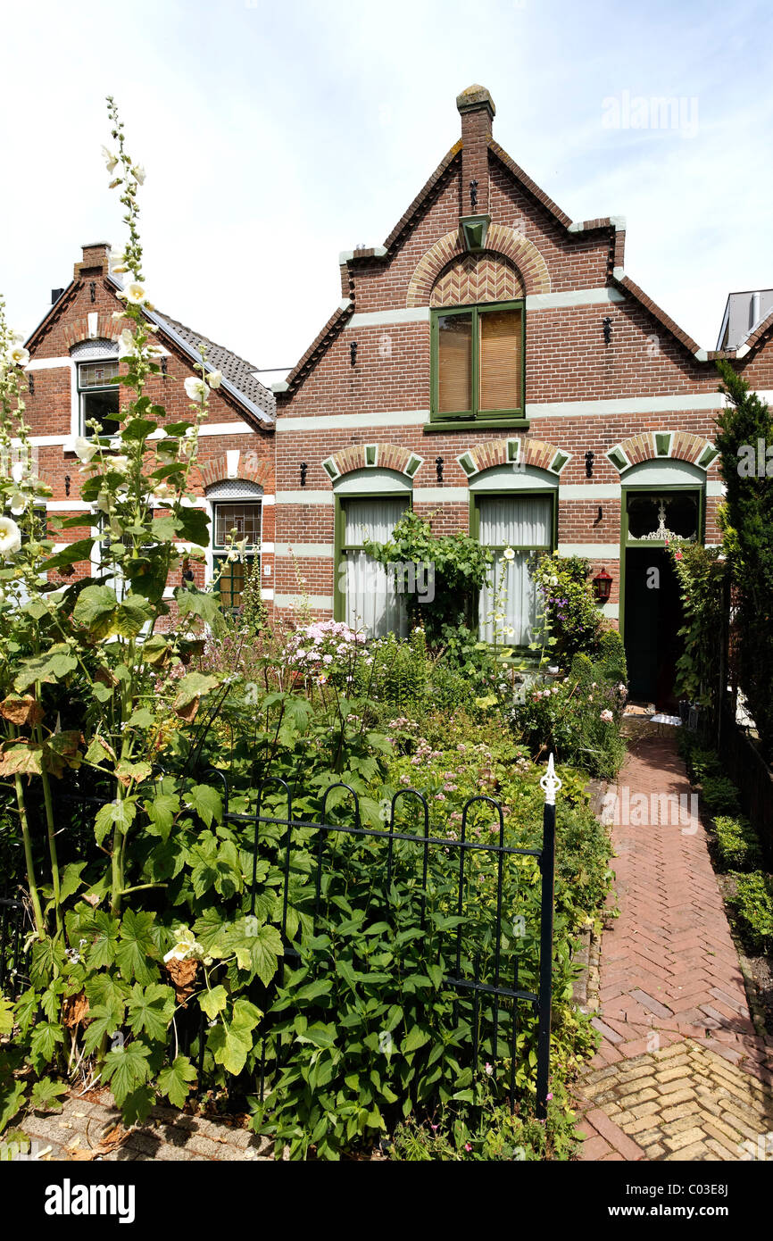 Maison de ville typiquement néerlandaise avec un jardin sur Nordsingel street, Middelburg, presqu'île de Walcheren, province de Zélande, Pays-Bas Banque D'Images