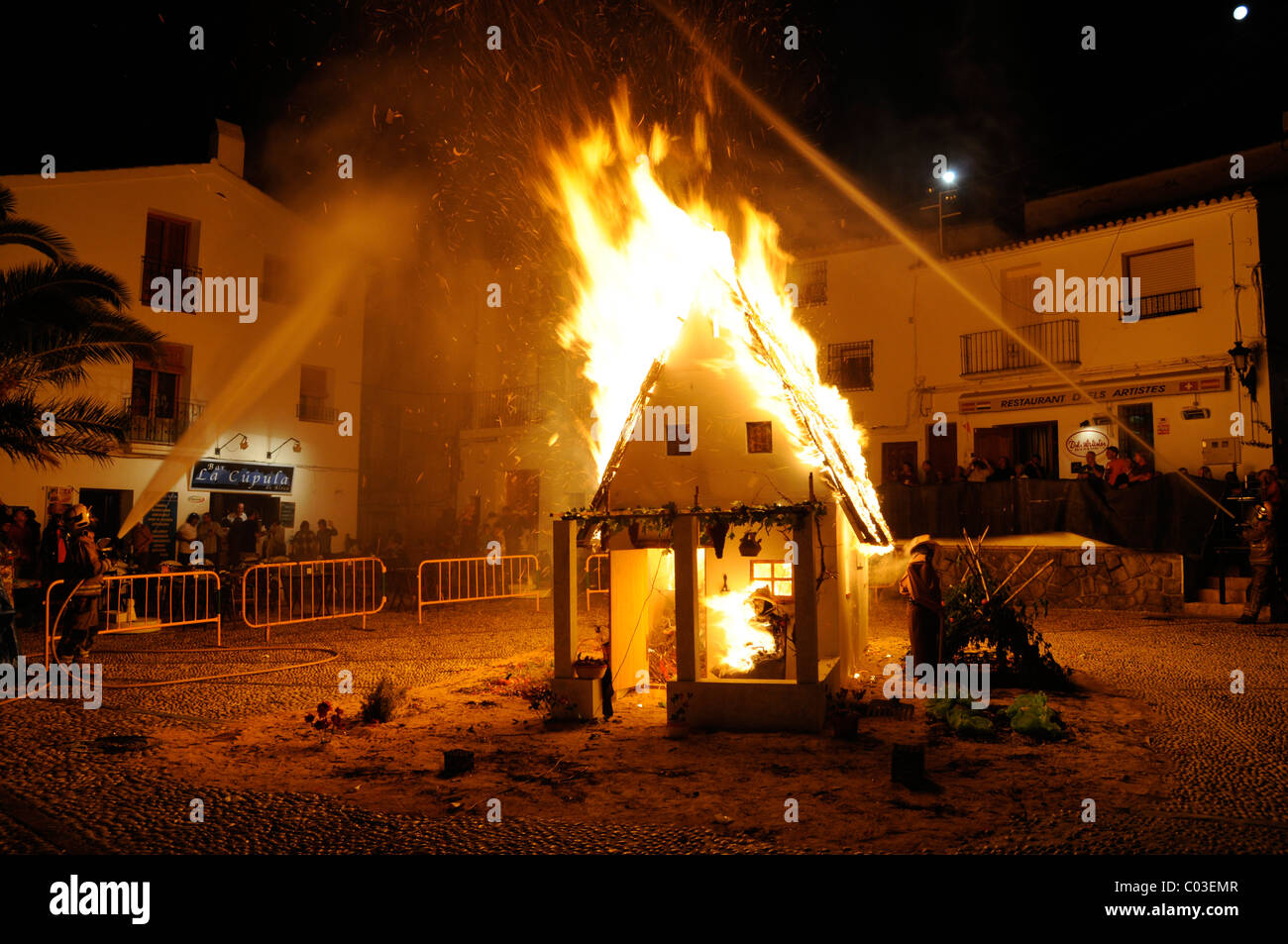 Petite maison en feu, incendie, claire, Fiesta de San Juan, Joan, festival, manifestation traditionnelle, tradition, coutume, Altea Banque D'Images