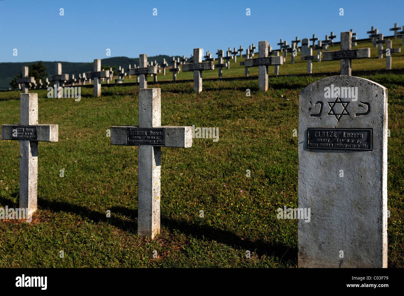 Des croisements avec des noms des soldats d'origine juive dans le cimetière militaire de Blutberg hill, à l'arrière du massif des Vosges Banque D'Images