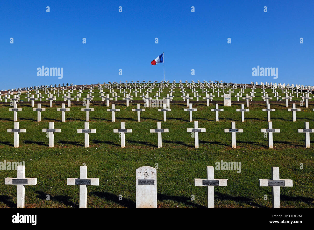 Des croisements avec des noms dans le cimetière militaire de Blutberg Hill avec le drapeau français, Sigolsheim, Alsace, France, Europe Banque D'Images