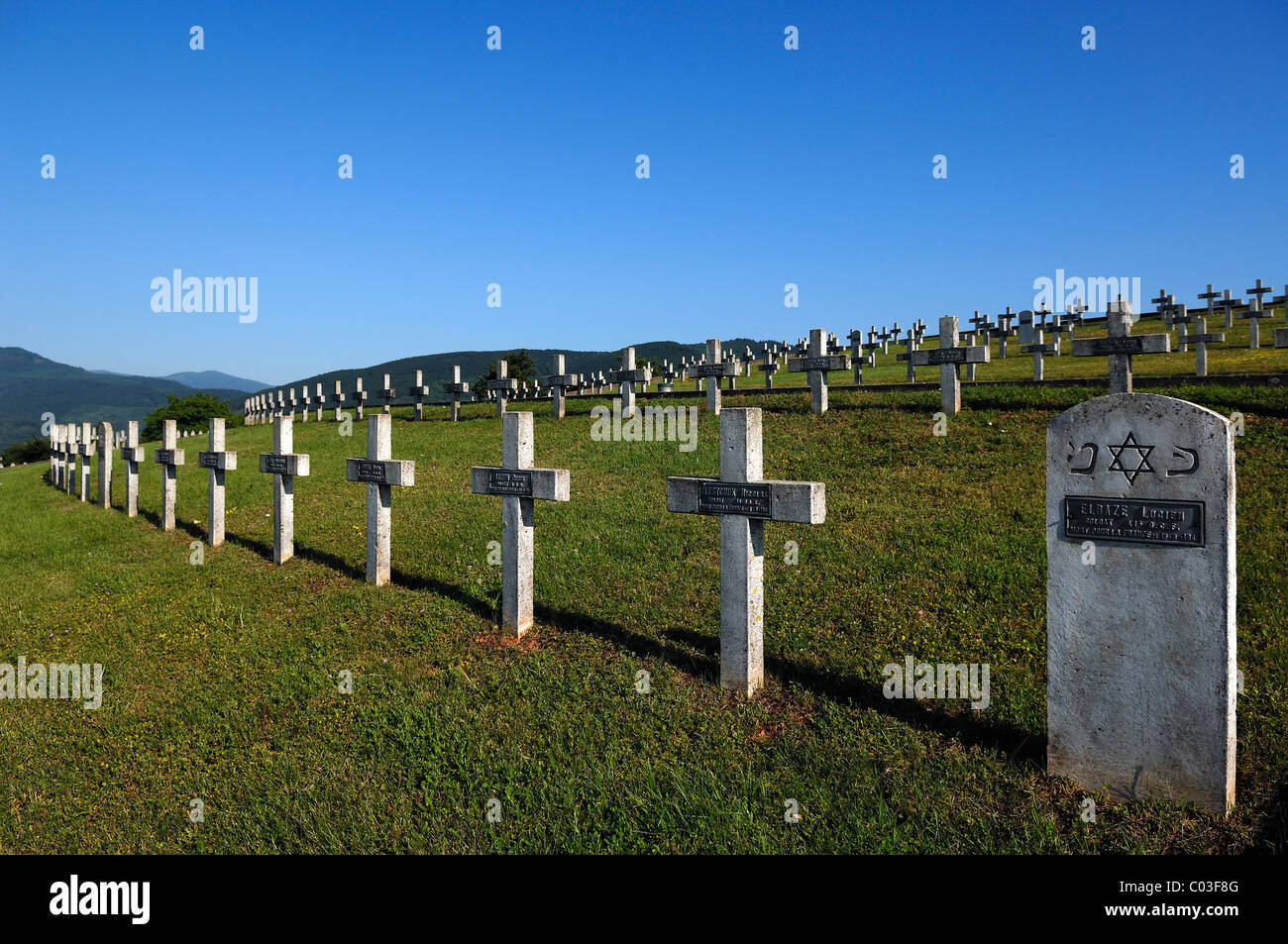 Des croisements avec des noms des soldats d'origine juive dans le cimetière militaire de Blutberg hill, à l'arrière du massif des Vosges Banque D'Images