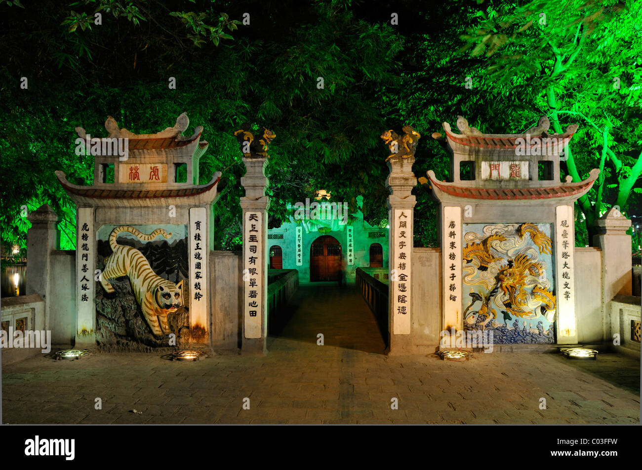 Entrée du Pont Rouge, Hoan Kiem, Hanoi, Vietnam, Asie du sud-est Banque D'Images